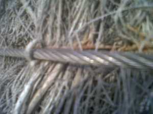 Detalle fijación o amarre en valla ocultación de brezo