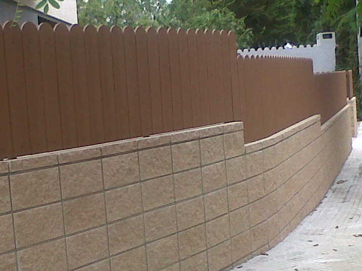 Montaje de valla con lamas de PVC imitacion madera.