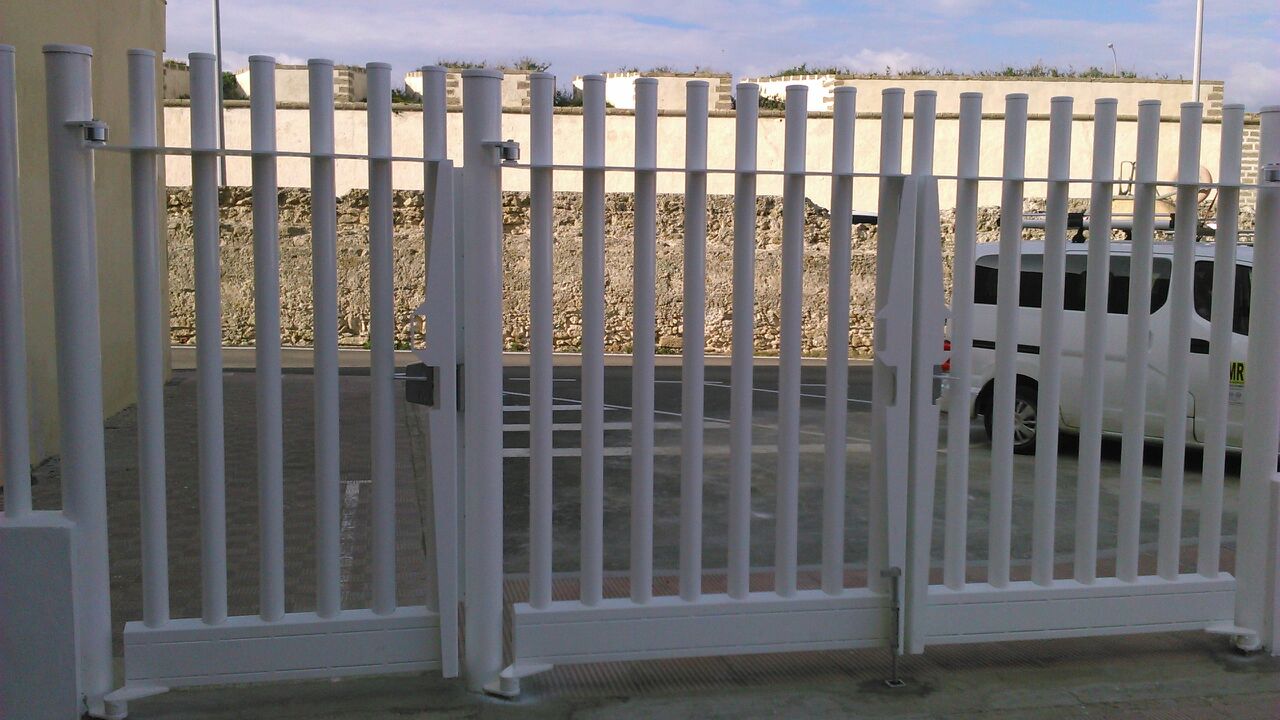 Puerta metálica batiente para valla empalizada tubos